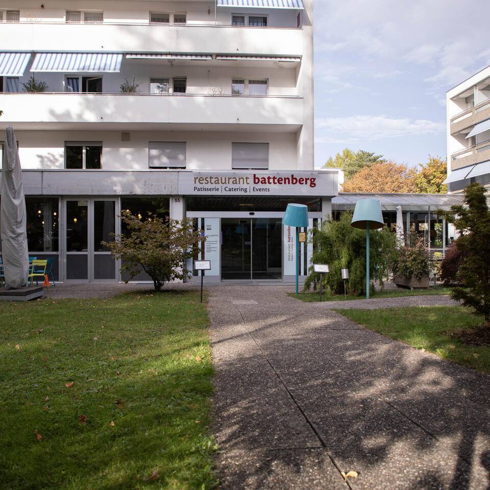 Entrée restaurant et verdure